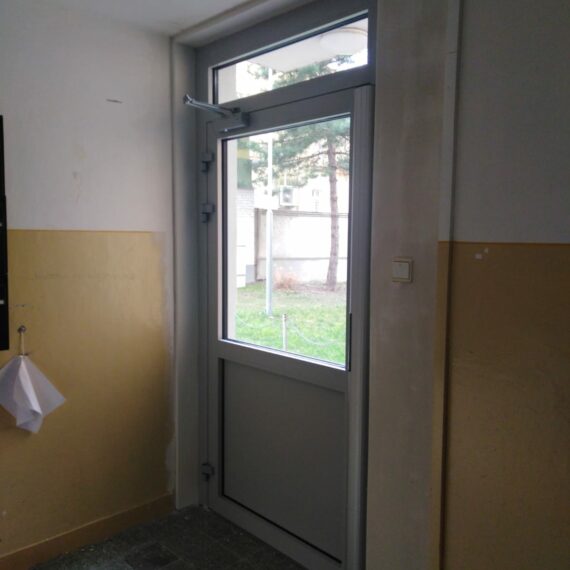 výmena vchodových dverí na paneláku